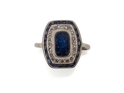 Bague en or gris 750 millièmes, le plateau...