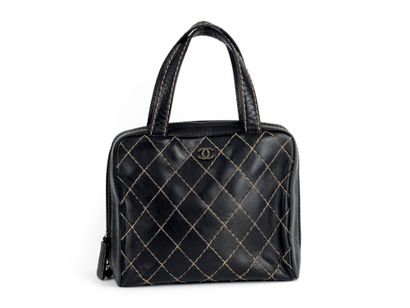 CHANEL
Black leather bag, string stitching,...