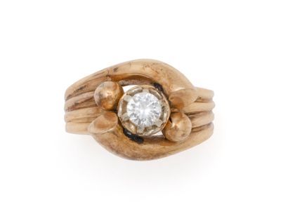 Bague en or 750 millièmes, ornée d'une pierre...