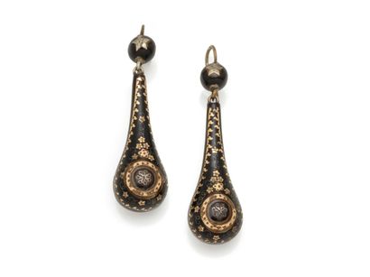 Délicate paire de boucles d'oreilles en argent...