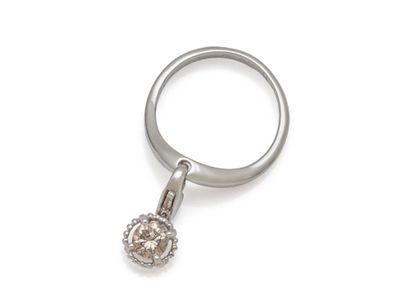 Bague en or gris 750 millièmes, agrémentée...