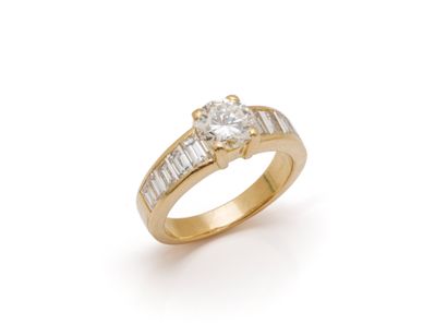Bagueen or 750 millièmes ornée d'un diamant...