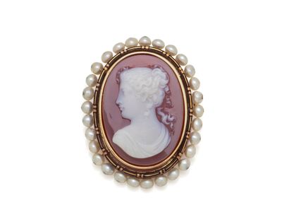 Broche en or 750 millièmes, ornée d'un camée...