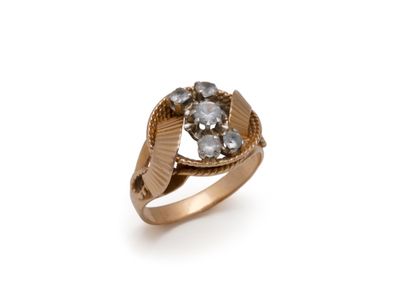 Bague en or 750 millièmes, à décor de drapé,...