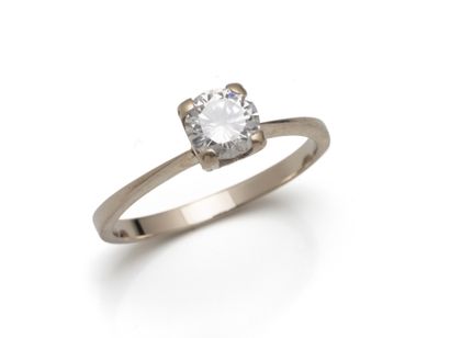 Bague solitaire en or gris 750 millièmes,...