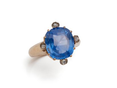 Bague en or 585 millièmes, ornée d'un saphir...