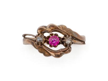 Bague en or 585 millièmes, ornée d'une pierre...