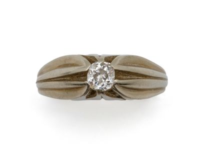 Bague jonc en or gris 750 millièmes ciselé,...