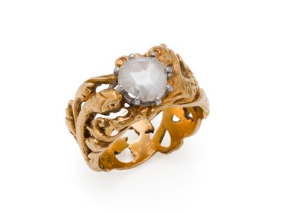 Bel anneau en or 750 millièmes finement découpé...