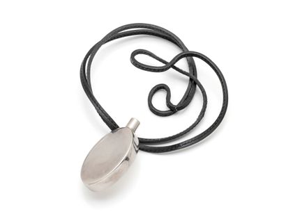 HERMES
Flacon de parfum miniature en argent...
