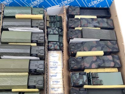 Lot de 42 véhicules militaires divers:camions...