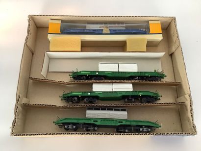Lot de 4 wagons pour le transport de combustibles...