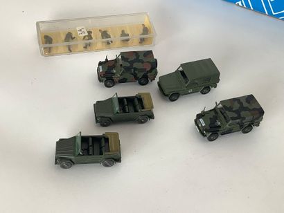 Lot de 42 véhicules militaires divers:camions...