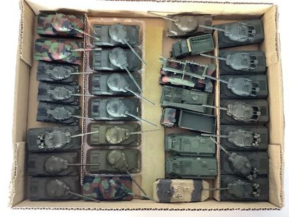 Lot de 30 véhicules militaire. Certains provenant...