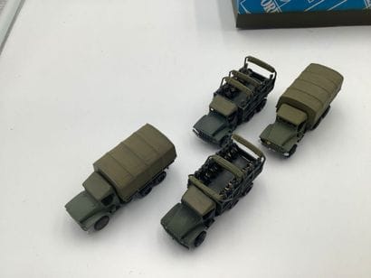 Lot de 25 véhicules militaires divers GMC...