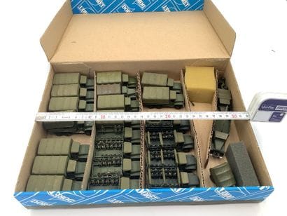 Lot de 25 véhicules militaires divers GMC...