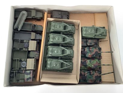 Important lot de plus de 15 véhicules militaires...