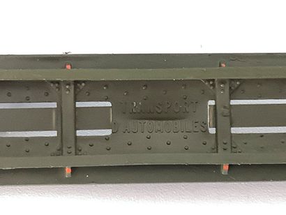 Lot de 23 véhicules militaires divers :porte...