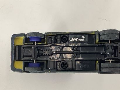 Lot de 23 véhicules militaires divers :porte...