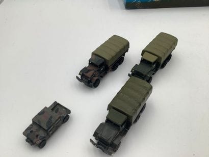 Lot de 21 véhicules militaires de transport...