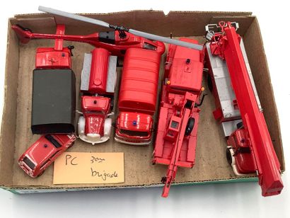 Lot de pompiers divers : 10 camions grue...