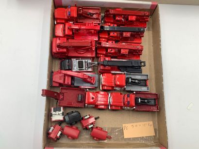 Lot de pompiers divers : 10 camions grue...
