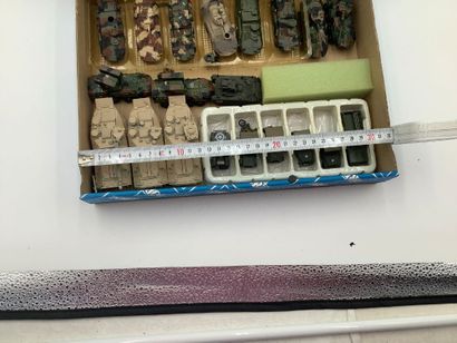 Lot de 22 véhicules militaires US Army (...