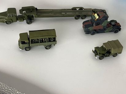 Lot de 23 véhicules militaires divers :porte...