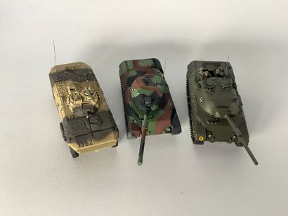 Lot de 30 véhicules militaire. Certains provenant...
