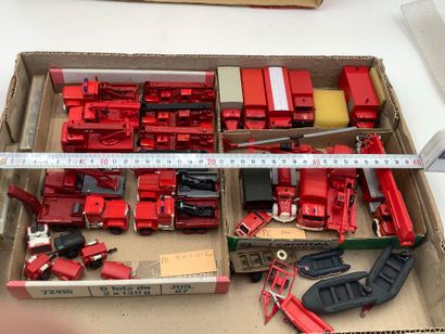 Lot de pompiers divers : 10 camions grue...