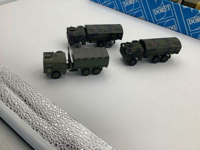 Lot de 42 véhicules militaires divers:camions...