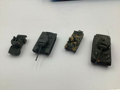 Lot de 41 chars ( PATTON ,ALBY ,SHERMAN M4...