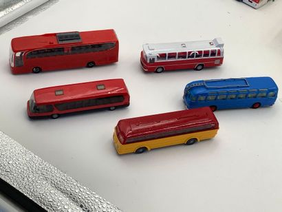 Lot de 17 cars de voyageurs : ( MAJORETTE...