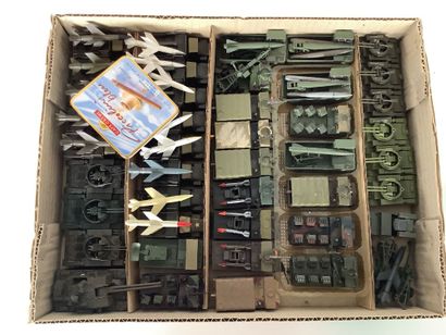 Ensemble de véhicules d’artillerie de l’armée,...
