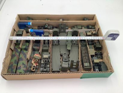 Lot de 25 véhicules US Army : portes chars...