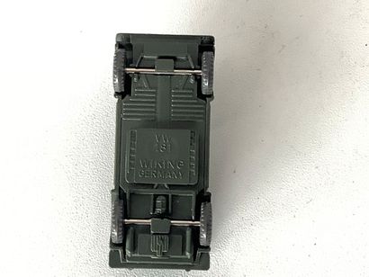 Lot de 42 véhicules militaires divers:camions...