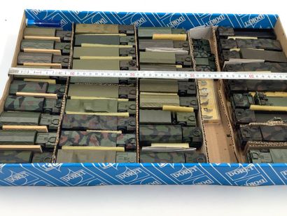 Lot de 42 véhicules militaires divers:camions...