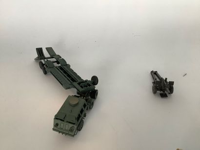 Lot de 5 véhicules de transport militaire...