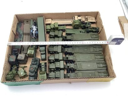 Lot de 17 véhicules militaires dont portes...