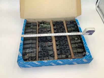 Lot de 37 véhicules militaires allemands...