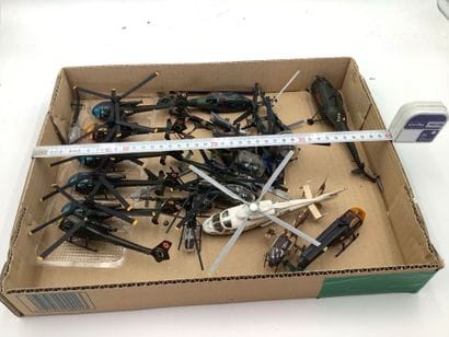 Lot de 21 hélicoptères militaires ( alouette...