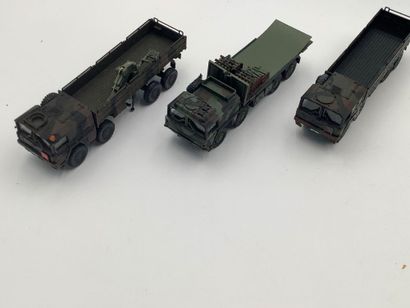 Lot de 42 véhicules militaires divers:camions...