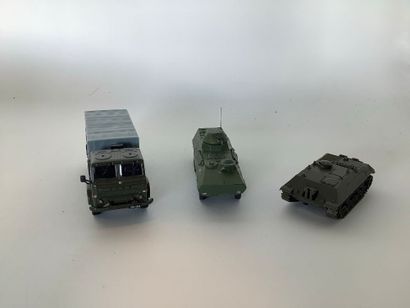 Lot de plus de 30 véhicules militaires. Certains...