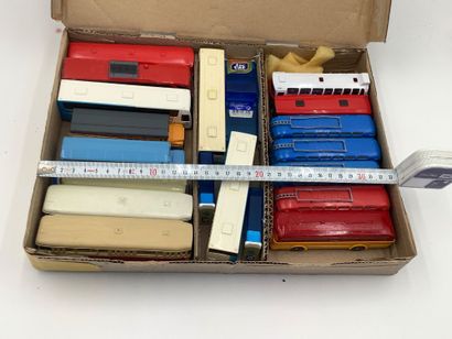 Lot de 17 cars de voyageurs : ( MAJORETTE...