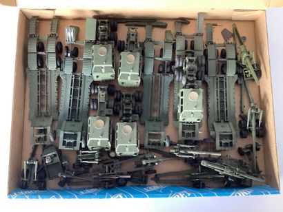 Lot de 5 véhicules de transport militaire...