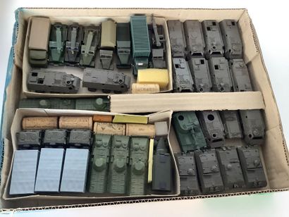 Lot de plus de 30 véhicules militaires. Certains...