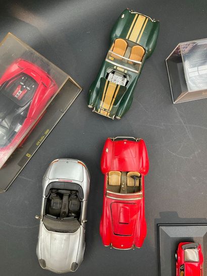 6 voitures de sport miniatures (Porsche,...
