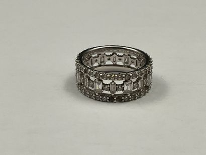Réunion de deux bagues en argent :
Bague...