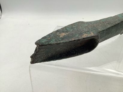 Hache à talon préhistorique en bronze (âge...