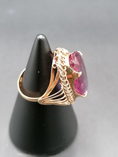 Bague en or 14k, ornée d'un saphir synthétique.
Poids...